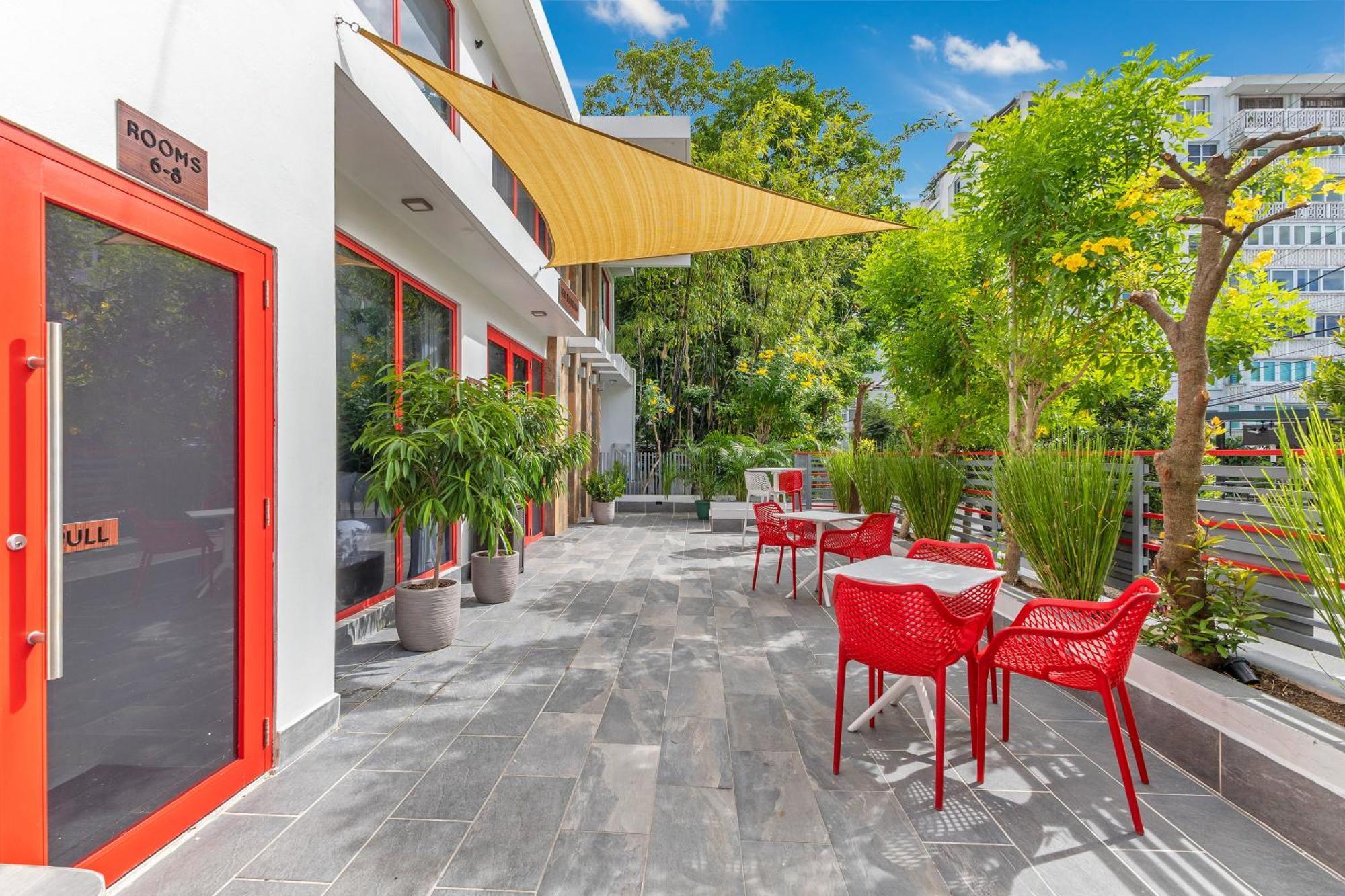 Red Door Inn *